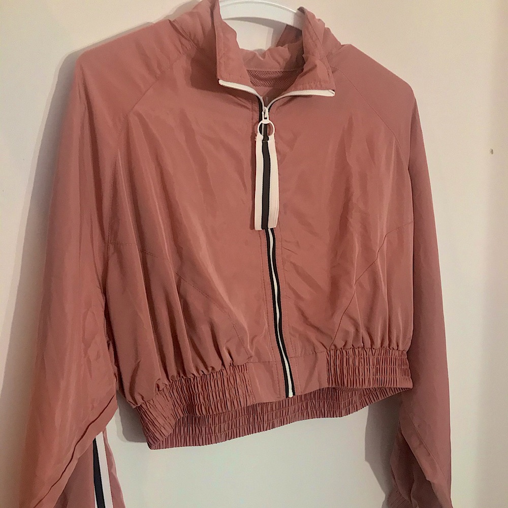 Super cute cropped wind breaker! ✨